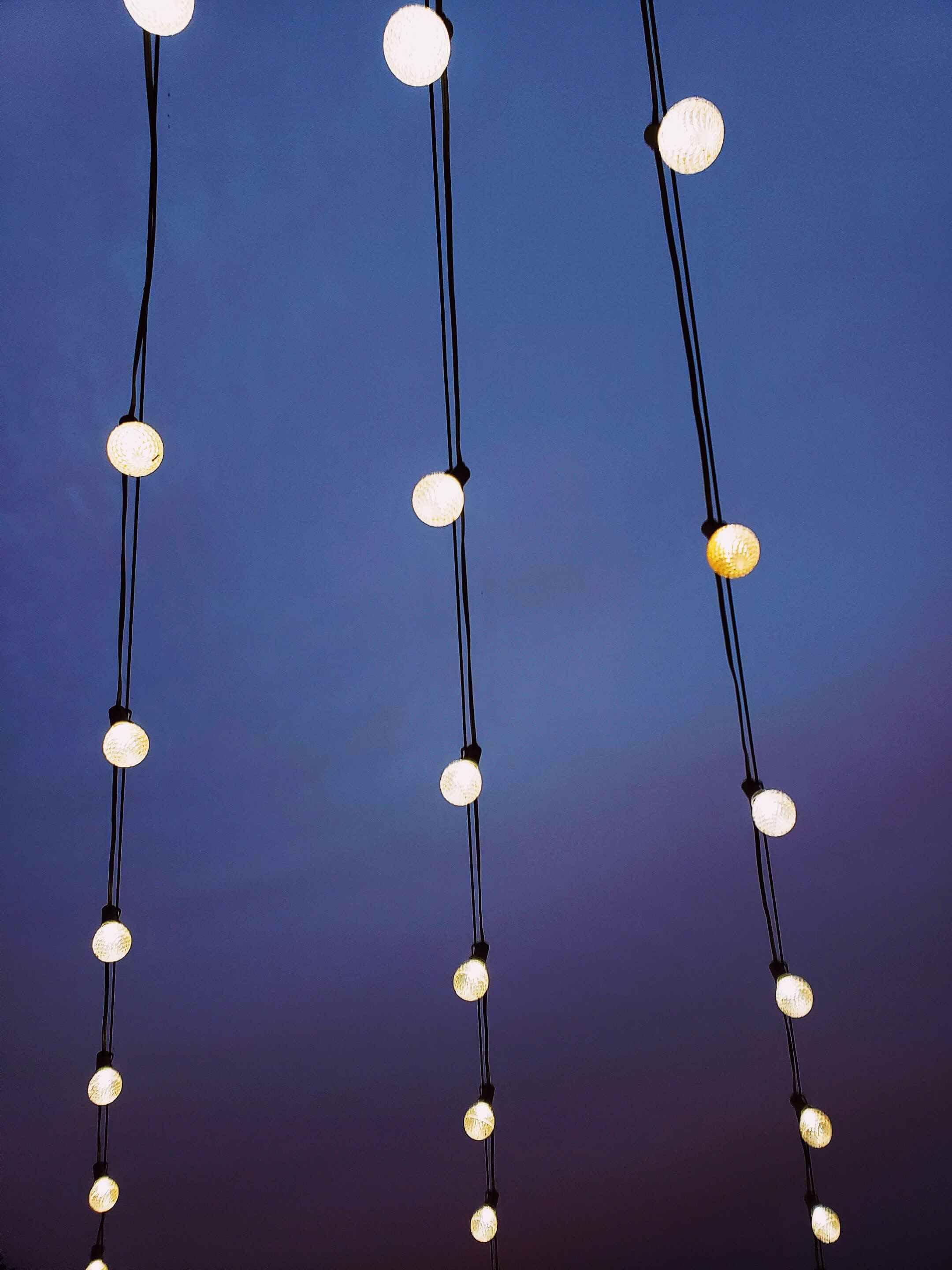 Bombillas encendidas con el cielo nocturno de fondo